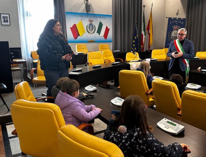 Bimbi dell’Infanzia di Pantano Basso accolti in Comune dal sindaco