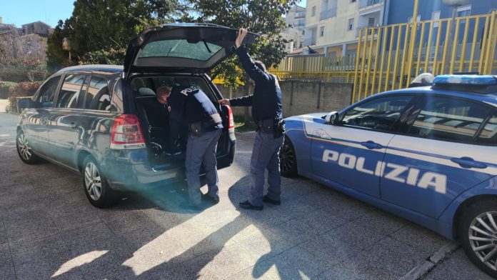 Arnesi da scasso e coltellini in un’auto parcheggiata davanti a un supermercato, 4 uomini denunciati dalla Polizia di Campobasso