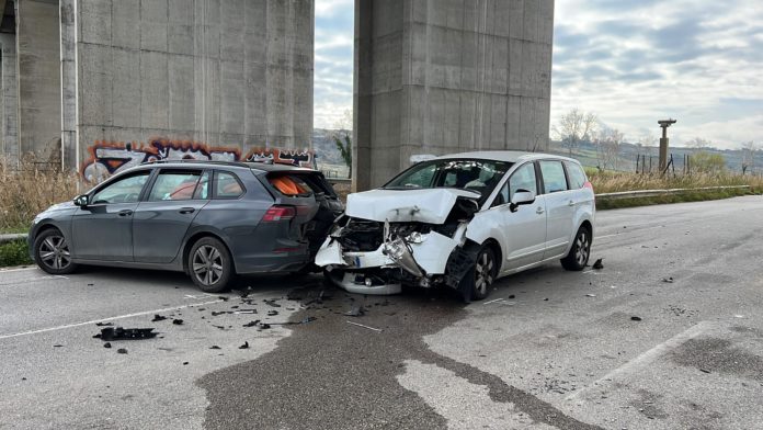Paura al Nucleo industriale di Termoli, scontro tra due auto