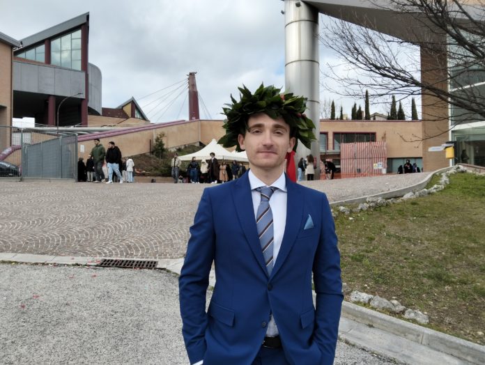 Confetti rossi per il giornalista Francesco Di Giacomo che si è laureato brillantemente in Scienze Motorie e Sportive