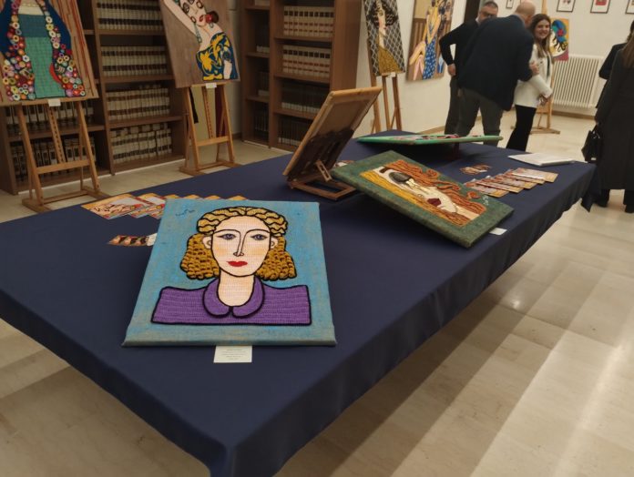 “Un ponte tra passato e presente e il senso di comunità”, inaugurata in Consiglio regionale la mostra di quadri all’uncinetto dell’artista Cristina Mastroiacovo di Trivento