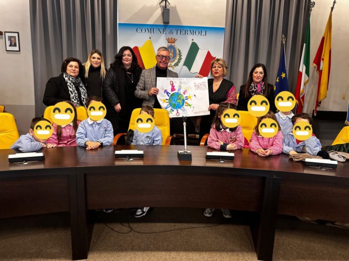 I bambini della sezione “Farfalle” della scuola comunale per l’infanzia “Madonna delle Grazie” in visita al Comune di Termoli