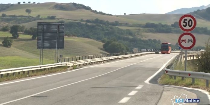 Malore per un autista di un bus, passeggeri evitano la tragedia