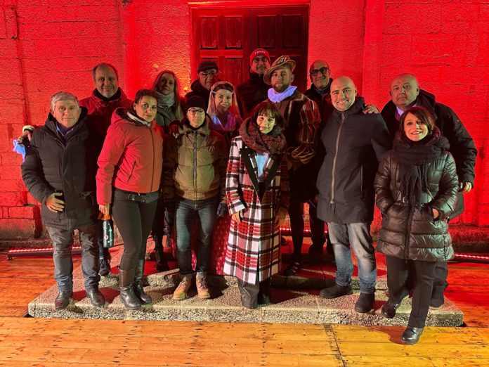 Il Flashmob “Il Bacio con Fonzo e Delicata”: una magia inaspettata nonostante il maltempo