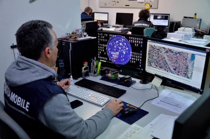 Bancomat rubato ad anziana e utilizzato in bar e pizzerie, denunciati