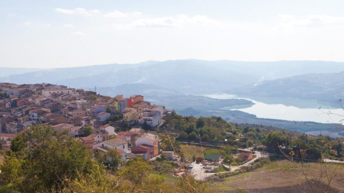 Scuola spostata a 35 km di distanza, il sindaco di Carlantino chiede il passaggio al Molise: “Pronto al referendum”