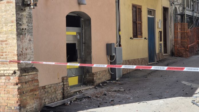 Ennesimo colpo, fatto saltare in aria il postamat di Portocannone