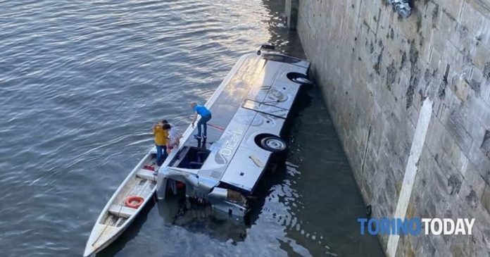 Pullman finisce nel Po, aspettava di caricare i bambini per la gita