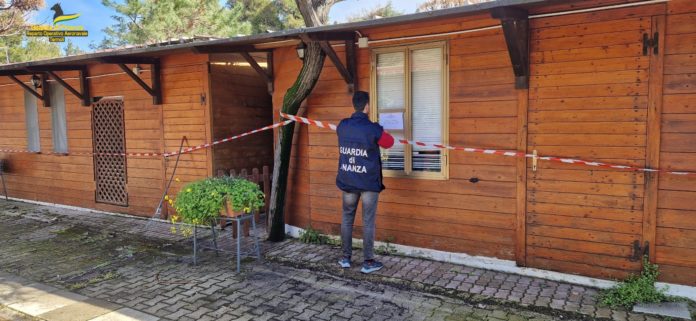 Campomarino lido, la Finanza sequestra 40 manufatti. L’imprenditore: “Ricorro al Riesame”