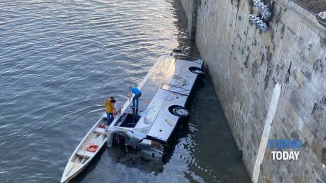 Autobus molisano finisce nel Po, muore autista