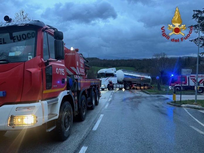 Isernia: alcuni tir fuori strada, uno trasportava sostanze pericolose isernia tir -