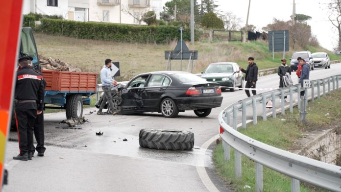 Scontro tra auto e trattore alle porte di Campobasso
