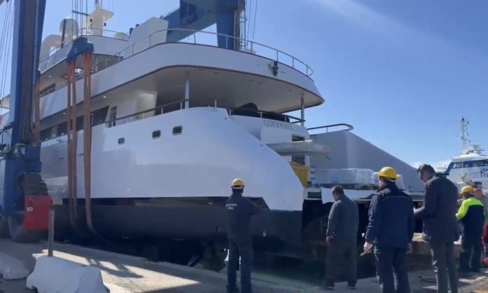 Dopo 2 mesi di manutenzione varato a Termoli il superyacht “Curiosity”