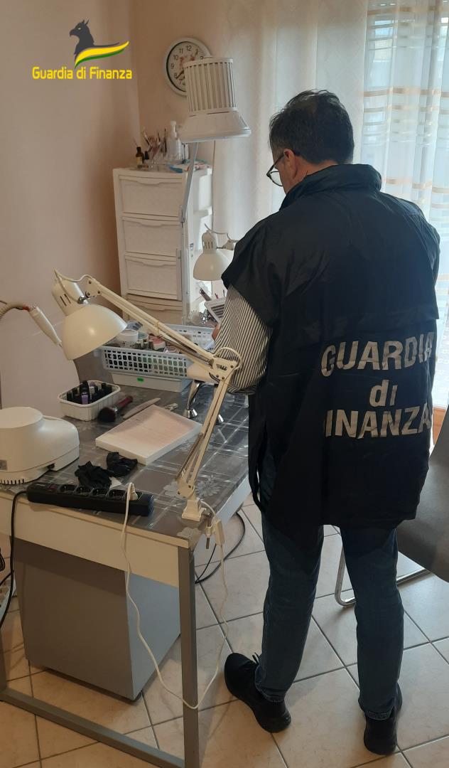 Isernia: estetista “in nero” ma con Reddito di Cittadinanza e Assegno Inclusione, denunciata