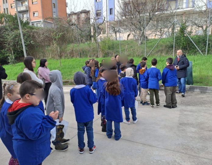 Ambiente, una compostiera consegnata agli alunni della Petrone