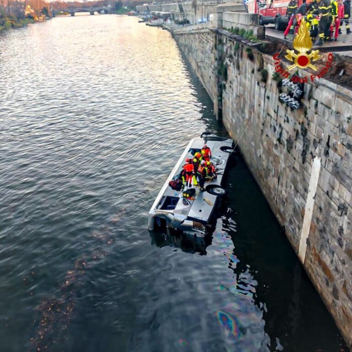 Pullman precipitato nel Po, autopsia conferma: l’autista colpito dal aneurisma fulminante. Inchiesta verso l’archiviazione