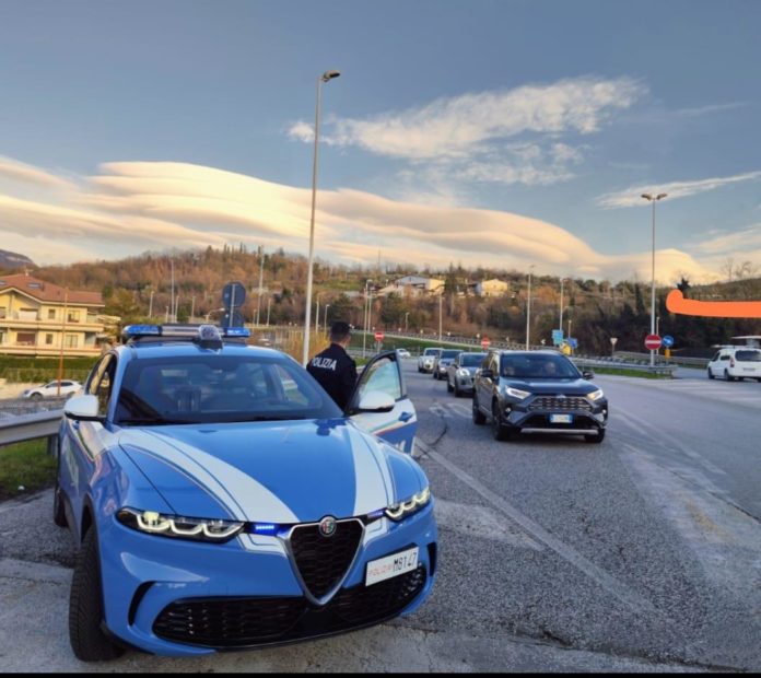 Isernia, rubano capi di abbigliamento e sigarette elettroniche: denunciata coppia romana