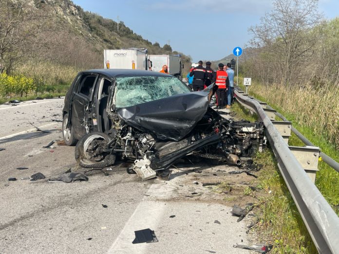 Colpo di sonno, si schianta con la Golf contro un camion: non è grave
