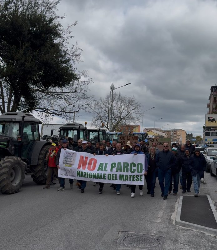 Allevatori e agricoltori davanti al Consiglio regionale con i trattori per dire no al Parco del Matese