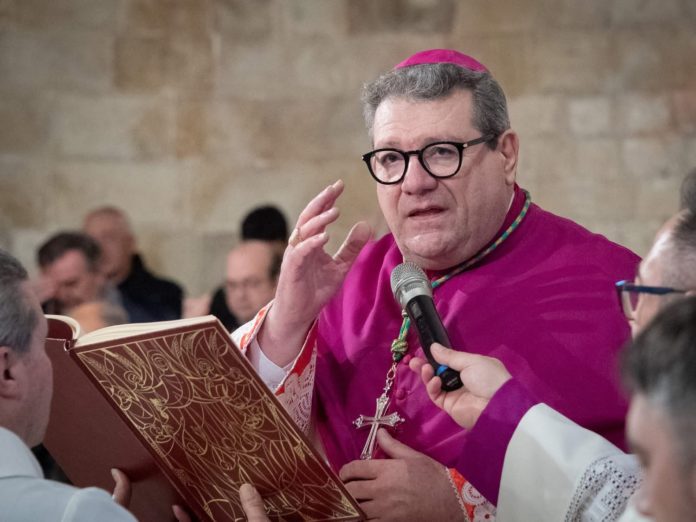 Pasqua, il messaggio del vescovo Palumbo: “Vocati all’abbraccio del Risorto per un nuovo germoglio di vita”