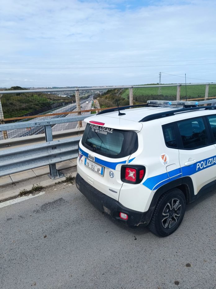 Principio d’incendio in A14, coppia salva in extremis