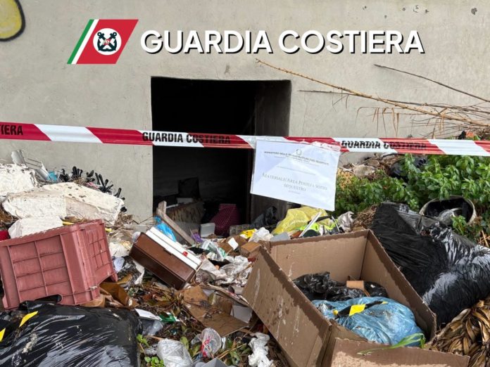 Tre discariche di rifiuti a pochi metri dal mare, scattano i sigilli della Guardia Costiera