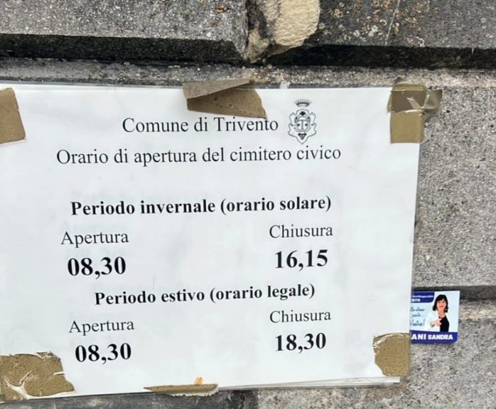 Il santino elettorale del capogruppo di opposizione Stinziani affisso all’ingresso del cimitero di Trivento. Scatta la denuncia presso la locale stazione dei carabinieri