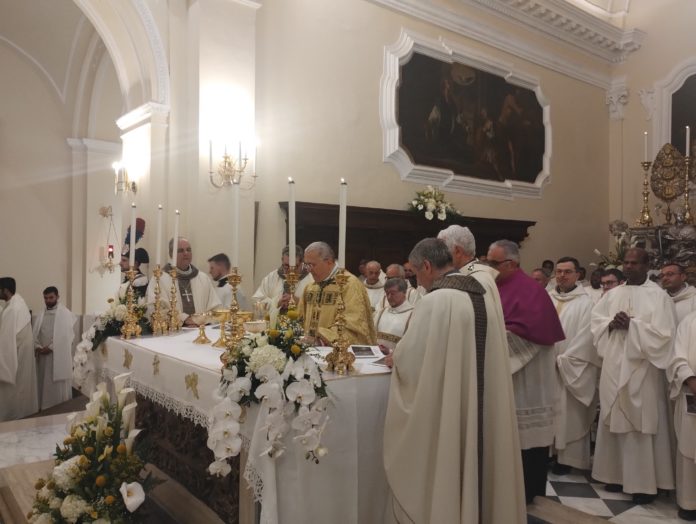 Con il bacio del Crocifisso, all’ingresso della Cattedrale dei santi Nazario, Celso e Vittore, il vescovo Camillo Cibotti ha preso possesso della diocesi di Trivento: anche gli eventi di questa chiesa non vanno solo visti ma contemplati, tutto è frutto della provvidenza