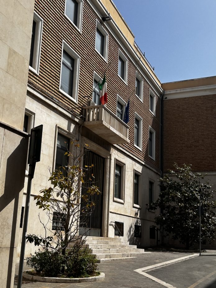 Termoli, bandiere a mezz’asta in Municipio per la scomparsa di Papa Francesco