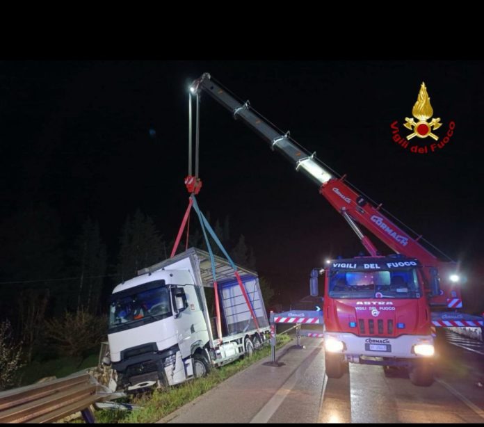 Autocarro carico di polli finisce fuori strada sulla Bifernina, conducente illeso
