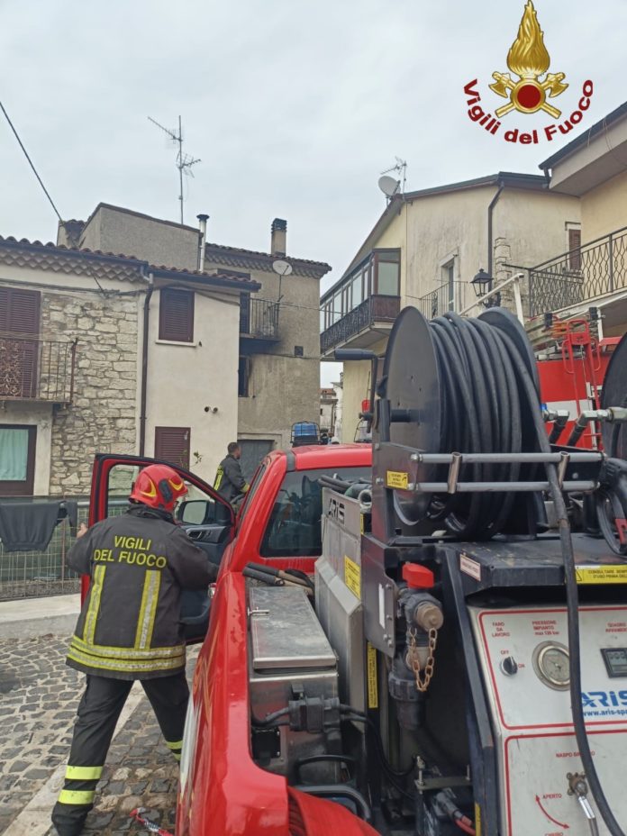 Fiamme in un appartamento di Rionero Sannitico, intervento dei vigili del fuoco