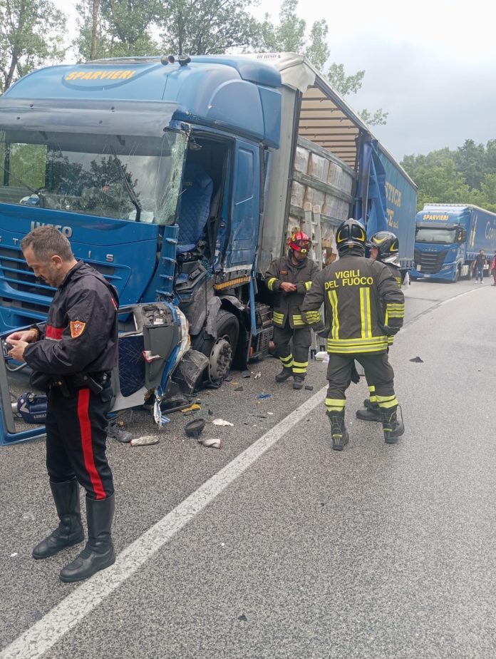 Bifernina, si scontrano due tir e uno dei due non si ferma: ferito uno dei conducenti