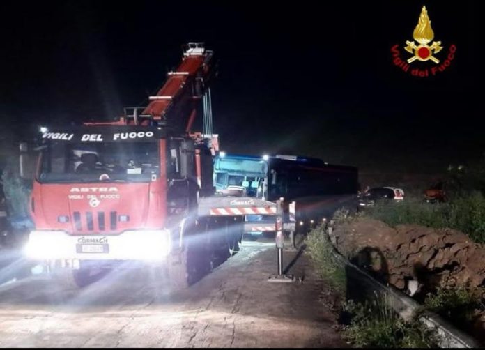 Autobus bloccato da una frana, intervengono i Vigili del fuoco
