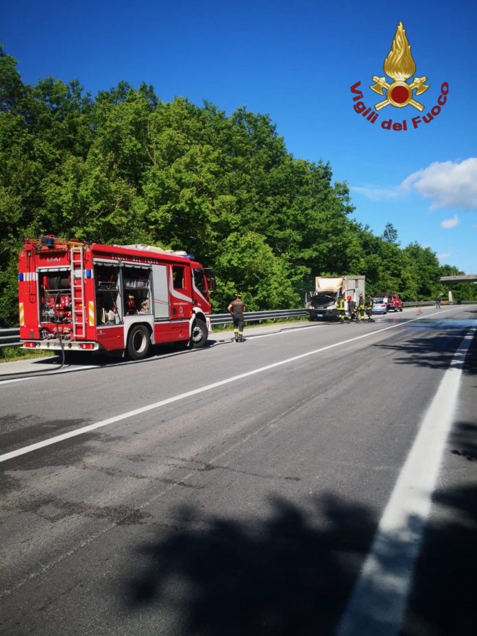 Chiauci, furgone in fiamme sulla strada verso Isernia: Vigili del Fuoco domano le fiamme. Autista illeso