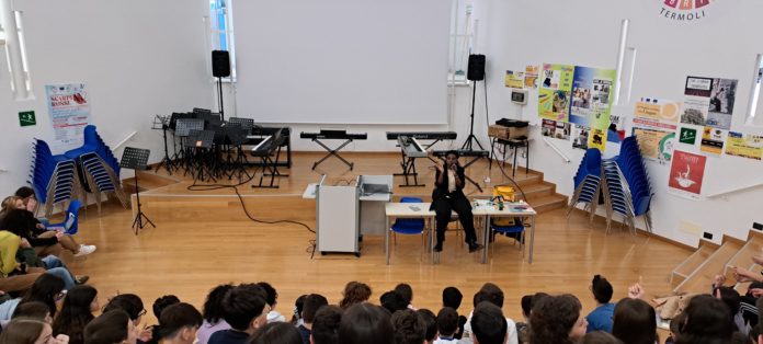 Incontro con l’autore, alla Brigida col progetto Più libri, più lib(e)ri gli studenti incontrano gli scrittori dei libri letti in classe