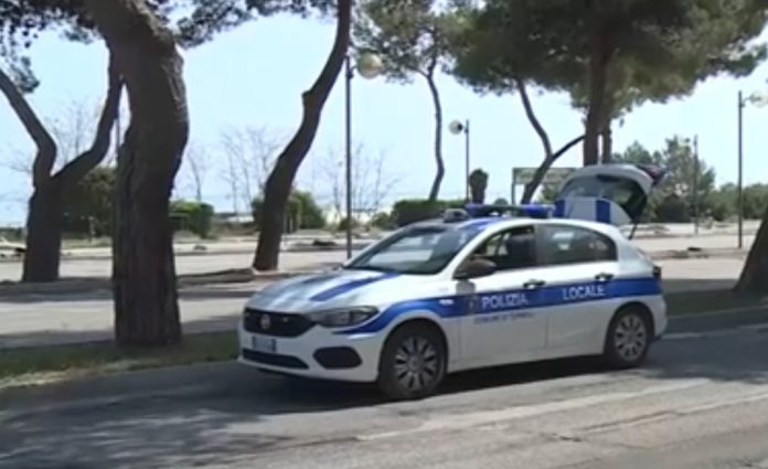 Termoli: auto esce fuori strada. Conducente illeso