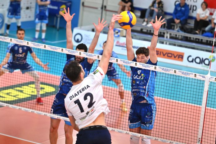 Volley, A3, EnergyTime stop al tie-break. A Napoli i rossoblù cedono 3-2 in una gara ‘fuori dai canoni’. Rossoblù salvi, stagione chiusa