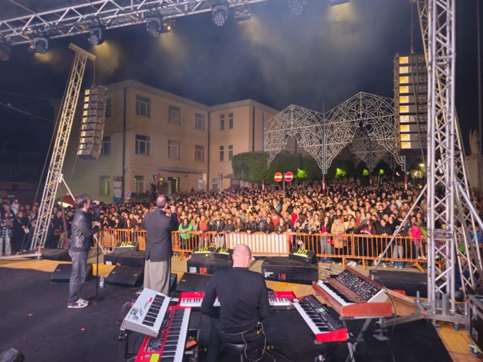 Un anno giubilare da ricordare: la processione di tutti i santi a Montenero di Bisaccia e il successo degli Zero Assoluto