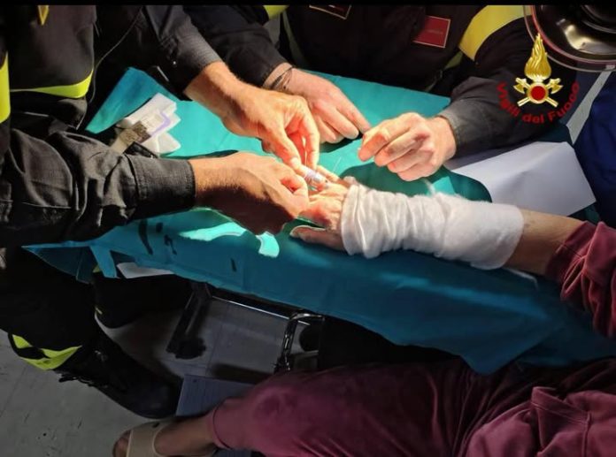 Anelli non si sfilano, Vigili del fuoco al Pronto Soccorso