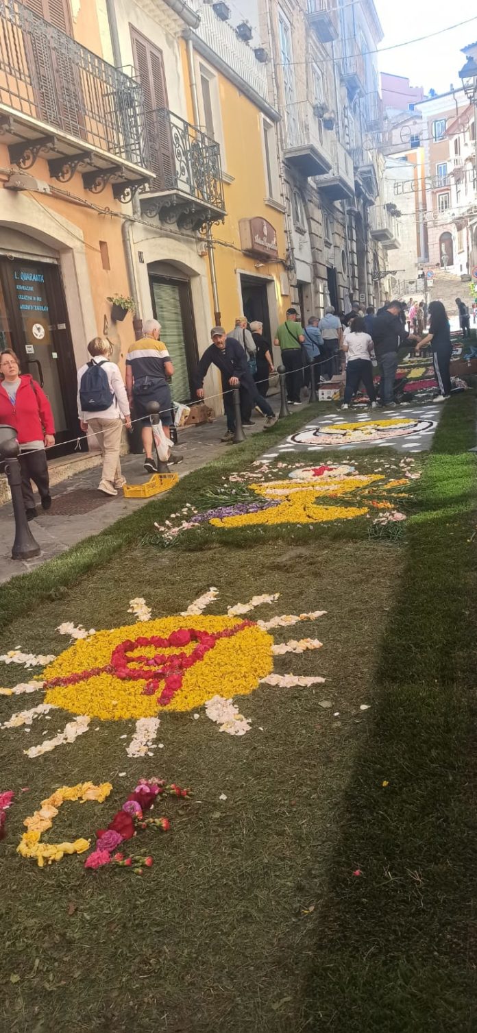 Campobasso: si conclude il mese mariano con la processione della Madonna dei Monti e l’infiorata