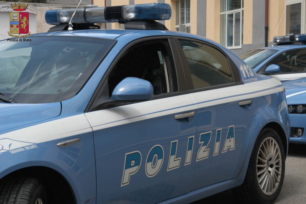 Vetture della Polizia di Stato nella fotografia di repertorio del Giornale del Molise