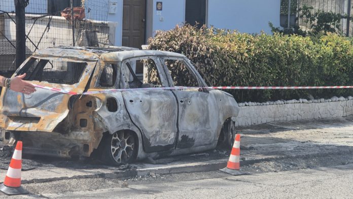 Due auto a fuoco all’ingresso di Campomarino, si ipotizza il dolo