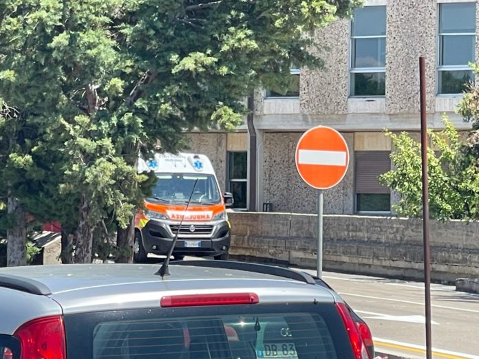 Pronto soccorso pieno, malati per ore in attesa nelle ambulanze sotto il sole
