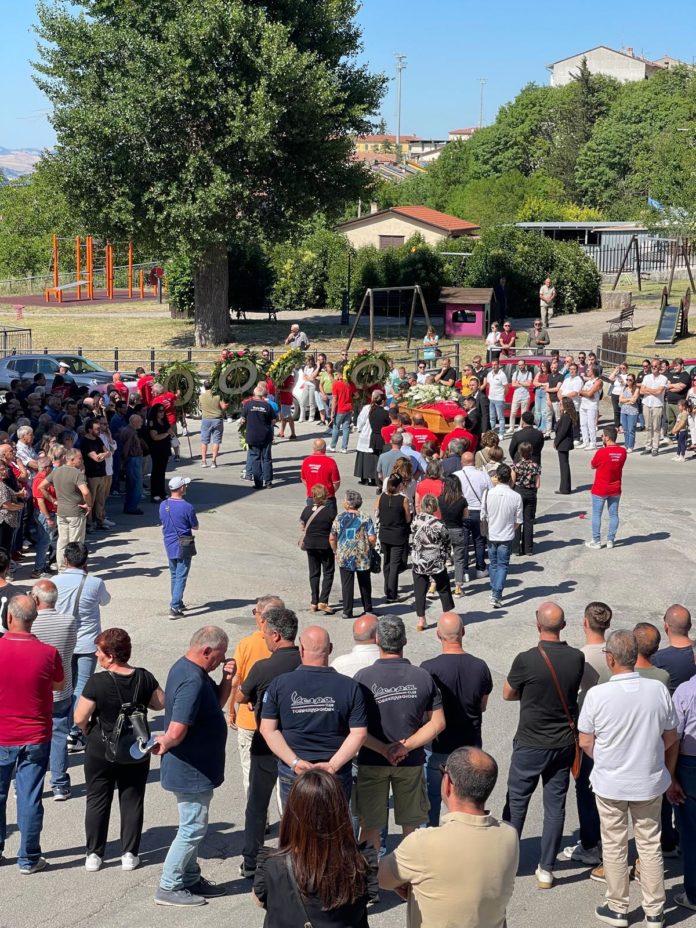 Riccia, il paese in lacrime per l’ultimo saluto ad Alfonsino Moffa: “Ciao presidente”