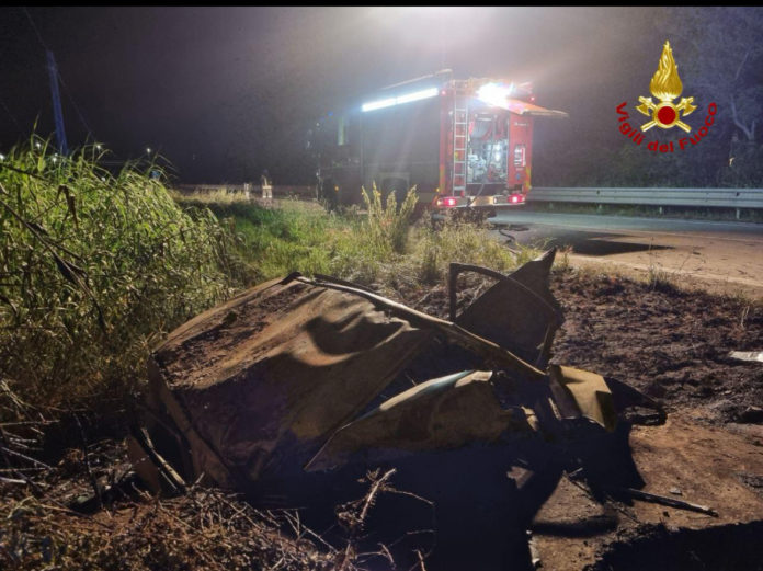 Auto in fiamme nella notte, giovane muore carbonizzato