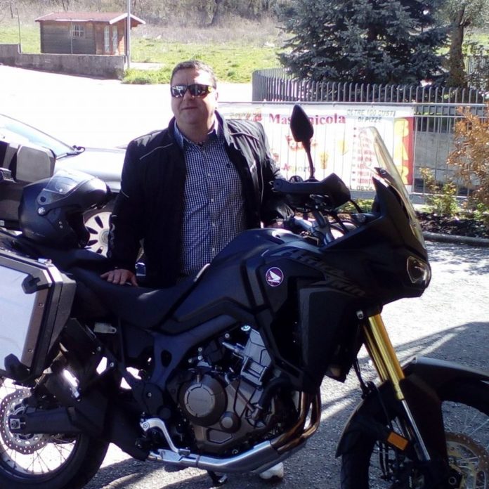 Scontro tra auto e moto, perde la vita un uomo di 56 anni