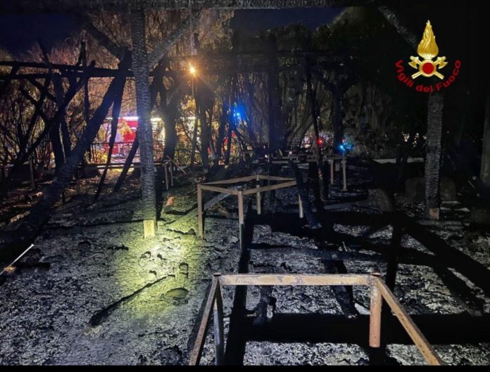 In fiamme nella notte un lido a Campomarino, Vigili del fuoco al lavoro per ore