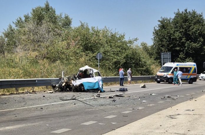 Scontro tra auto e pullman: muore una donna