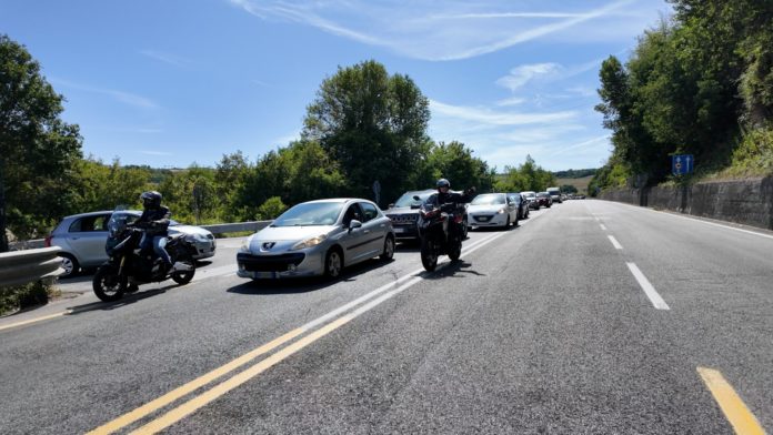 Ingotte, file di macchine al semaforo nel primo week end dopo entrata in vigore ordinanza Anas