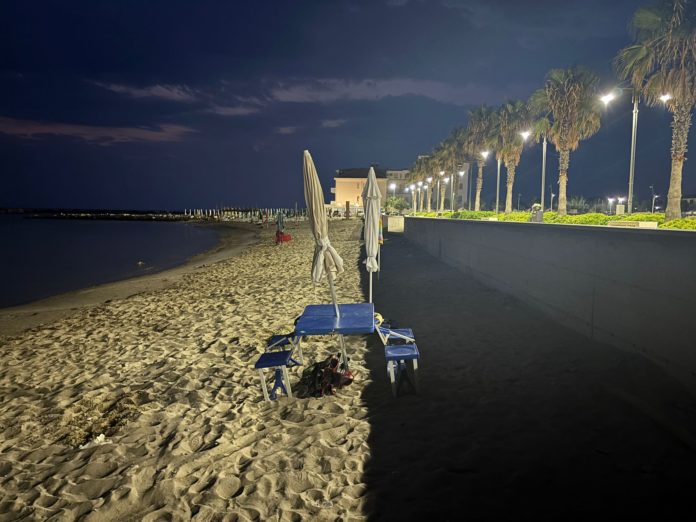 Montenero, la polizia sgombera la spiaggia libera da ombrelloni e altre attrezzature balneari